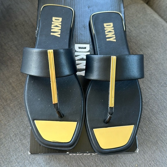 DKNY black/ gold flat thongs - Picture 2 of 6